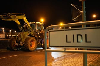 Protestaktion der Landwirte: Auch in Cloppenburg haben Landwirte jetzt vor Lidl protestiert. Vor einer Woche demonstrierten sie in Koblenz.