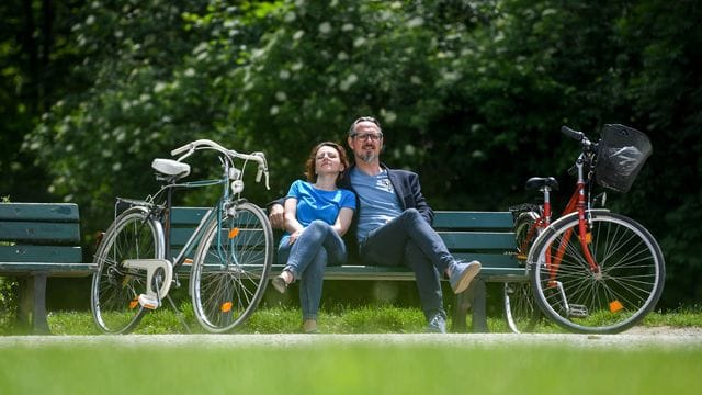 Eine Radtour in der Natur ist eine gute Idee, um auch beim Urlaub zu Hause richtig abzuschalten.