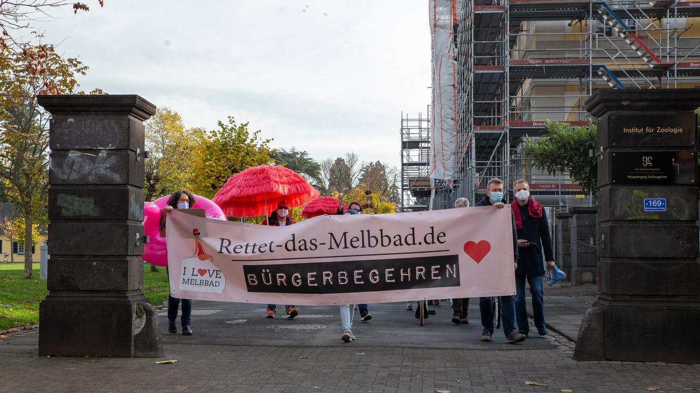 Demonstration gegen geplante Wohnbebauung des Melbbades (Archivbild): Am Melbbad in Poppelsdorf werden keine öffentlich geförderten Wohnungen gebaut.