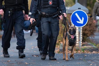 Polizisten und Polizeihund: In Raunheim hat ein Polizeihund einen Flüchtigen gefunden. (Symbolbild)