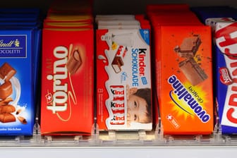Verkaufsregal im Supermarkt: In Berlin-Köpenick ist ein Mann beim Schokolade-Diebstahl erwischt worden.