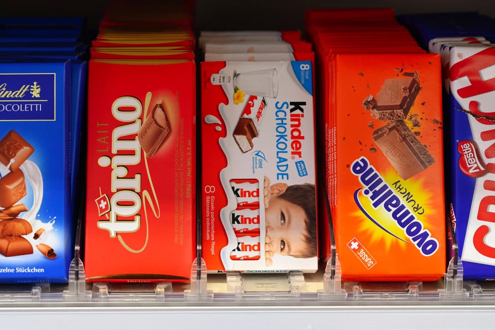 Verkaufsregal im Supermarkt: In Berlin-Köpenick ist ein Mann beim Schokolade-Diebstahl erwischt worden.