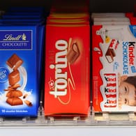 Verkaufsregal im Supermarkt: In Berlin-Köpenick ist ein Mann beim Schokolade-Diebstahl erwischt worden.