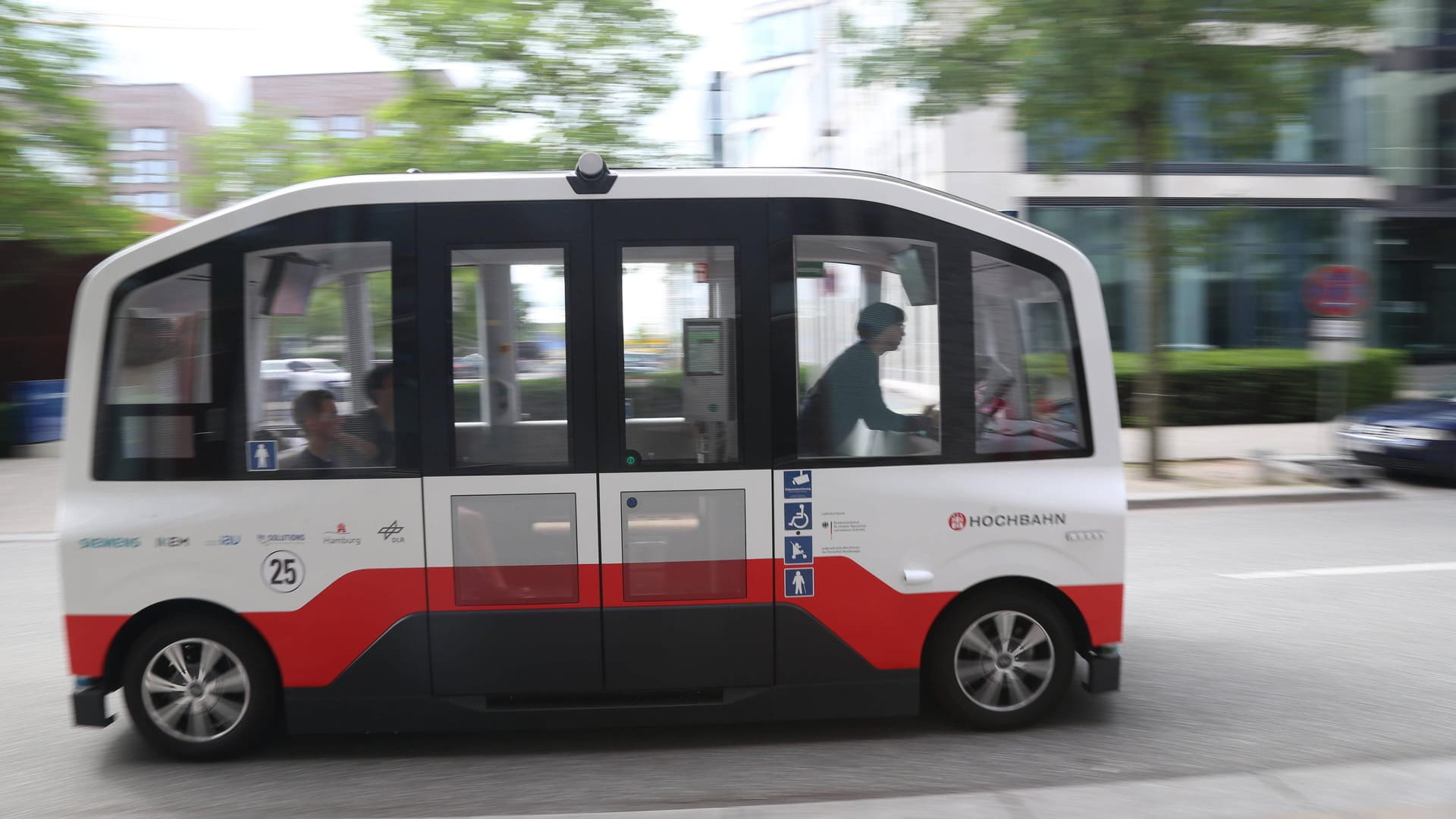 Autonomer Bus in Hamburg: Schon bald soll autonomes Fahren von Audi auch für Privatleute möglich werden.