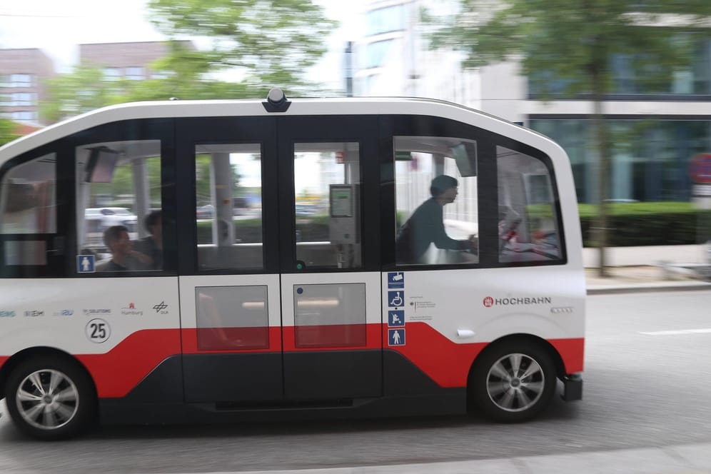 Autonomer Bus in Hamburg: Schon bald soll autonomes Fahren von Audi auch für Privatleute möglich werden.