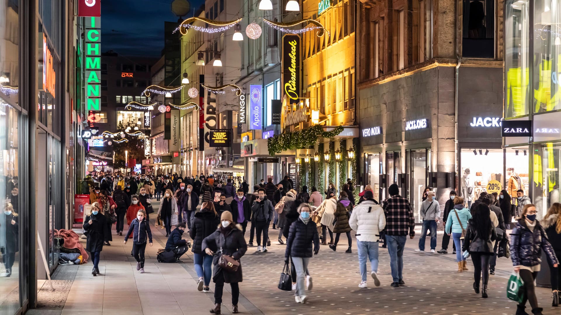 Maskenpflicht in Fußgängerzone Westenhellweg in Dortmund: Am Black Friday tummelten sich Menschenmassen in der schmalen Einkaufsgasse.