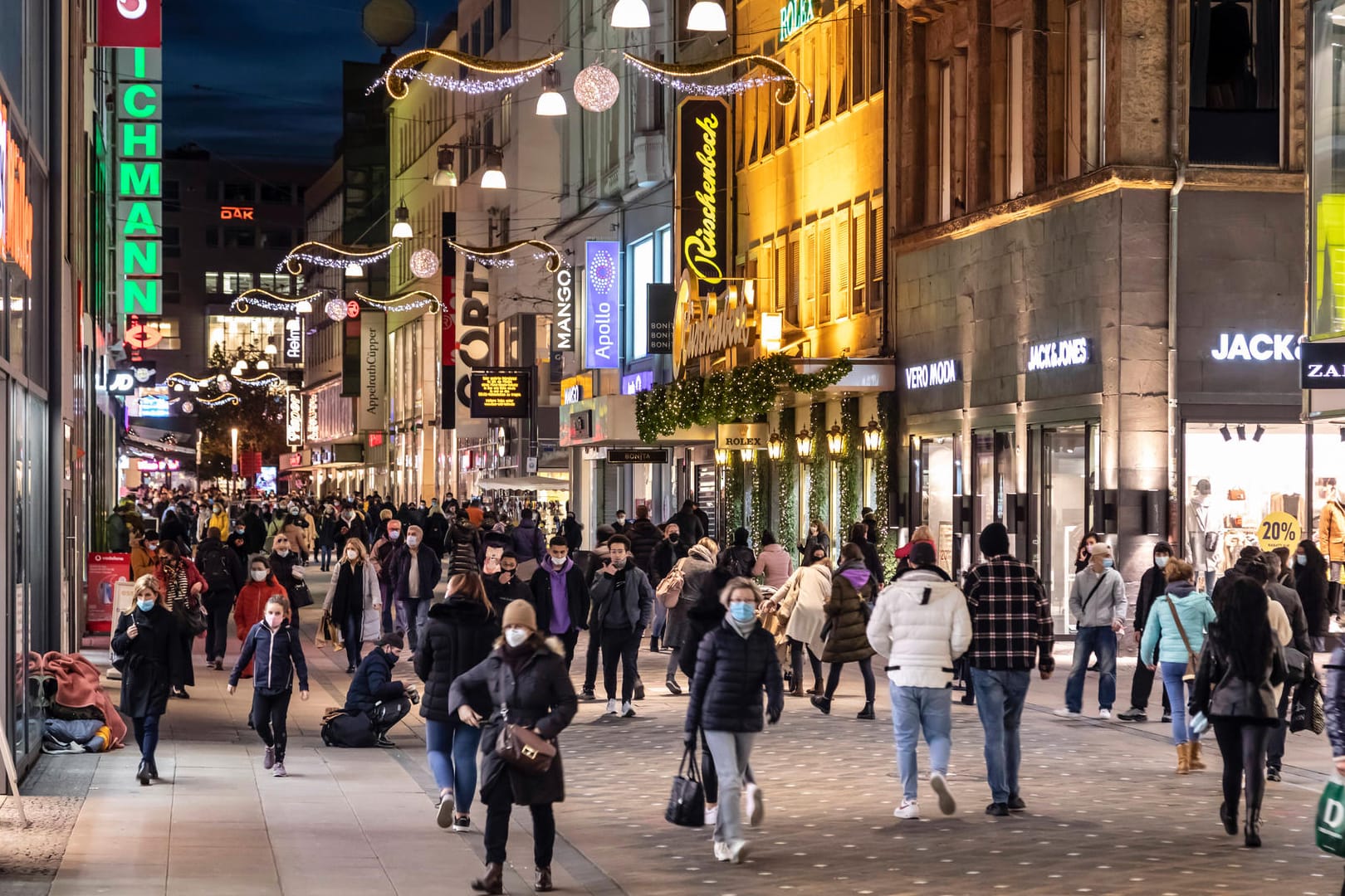 Maskenpflicht in Fußgängerzone Westenhellweg in Dortmund: Am Black Friday tummelten sich Menschenmassen in der schmalen Einkaufsgasse.