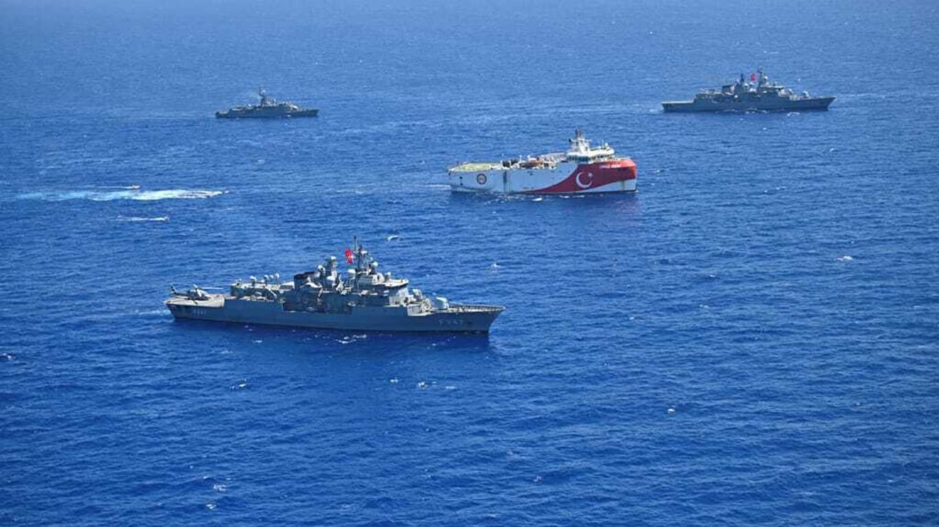 Das Forschungsschiff Oruç Reis mit militärischer Begleitung: Die Mission sorgte für Streit mit Griechenland.