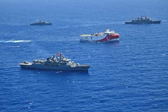 Das Forschungsschiff Oruç Reis mit militärischer Begleitung: Die Mission sorgte für Streit mit Griechenland.