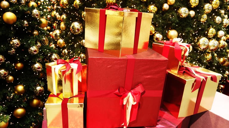 Weihnachtsgeschenke (Symbolbild): Wer online zu günstige Angebote entdeckt, sollte aufpassen.