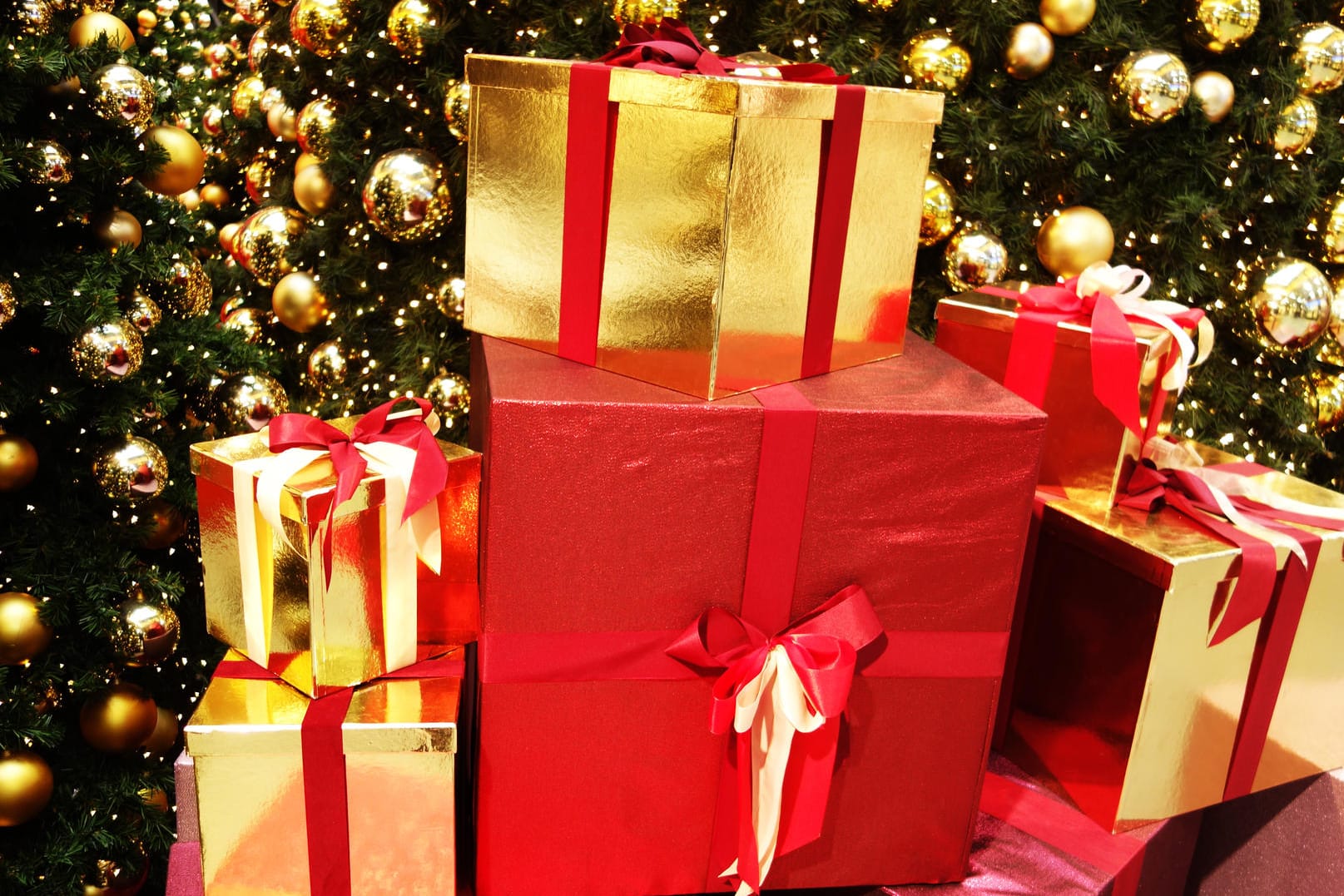 Weihnachtsgeschenke (Symbolbild): Wer online zu günstige Angebote entdeckt, sollte aufpassen.