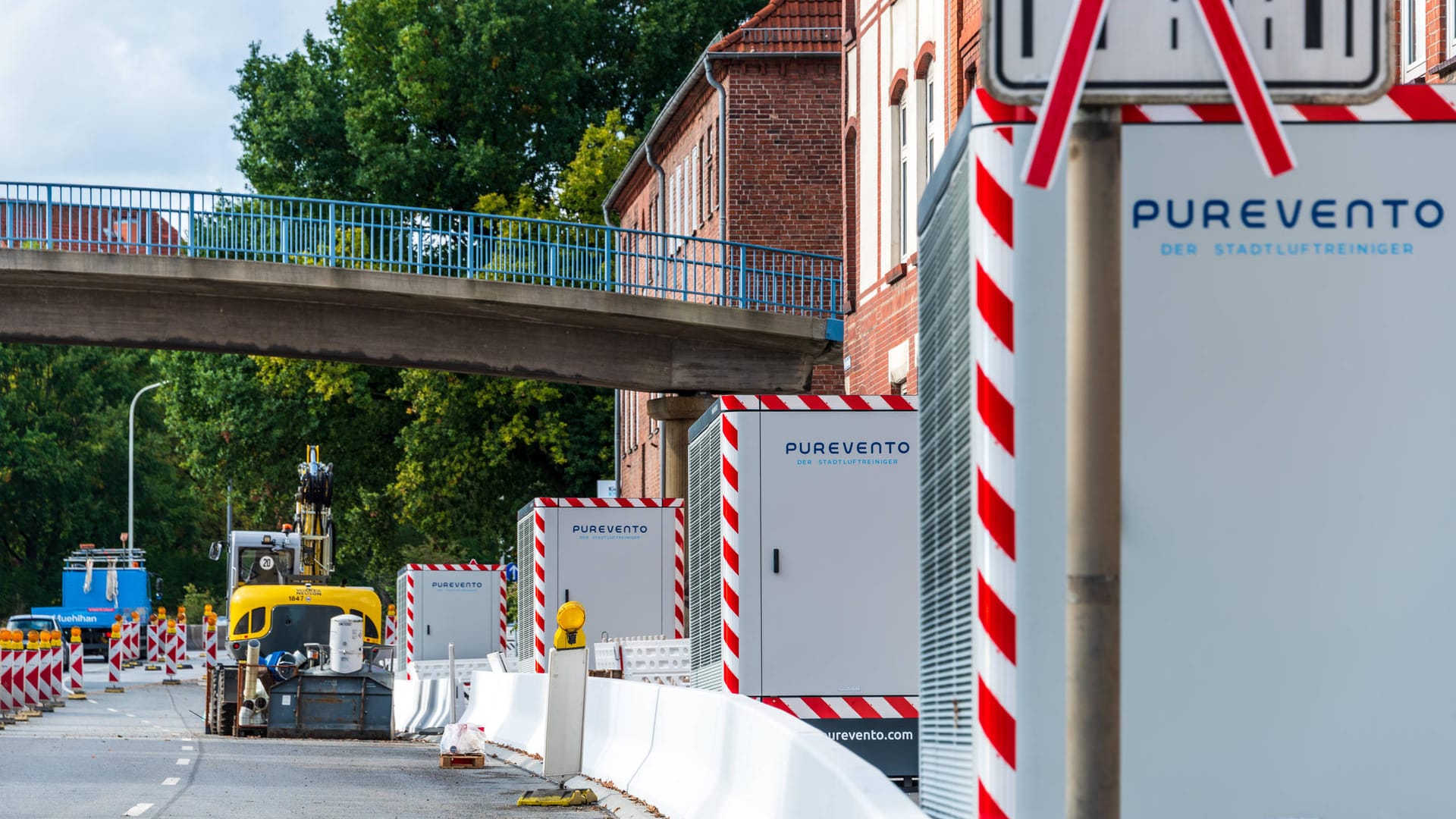 Luftfilter auf dem Theodor-Heuss-Ring: Laut Angaben der Stadt, gäbe es keine andere Möglichkeit, als die Filter an dieser Stelle aufzustellen. Luftfilter auf dem Theodor-Heuss-Ring: Laut Angaben der Stadt, gäbe es keine andere Möglichkeit, als die Filter an dieser Stelle aufzustellen.