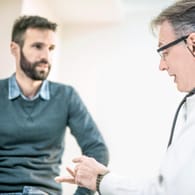 Arzt im Gespräch mit einem Patienten: Viele Männer sind Vorsorgemuffel.