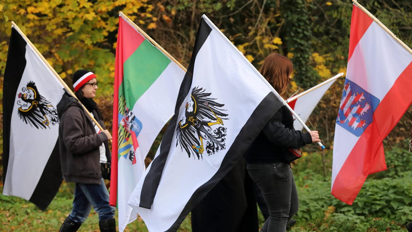 Teilnehmer mit Preußen-Flaggen während einer Demonstration: Immer wieder verstoßen sogenannte Reichsbürger gegen die Corona-Schutzverordnung. (Symbolbild)