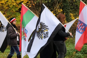 Teilnehmer mit Preußen-Flaggen während einer Demonstration: Immer wieder verstoßen sogenannte Reichsbürger gegen die Corona-Schutzverordnung. (Symbolbild)