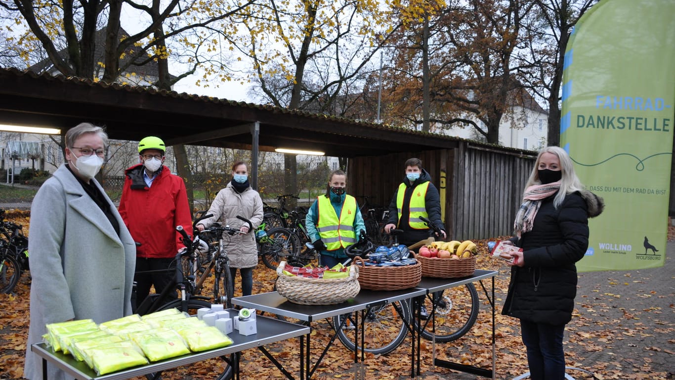 Schuldezernentin Iris Bothe (von links), OB Klaus Mohrs, Schulleiterin Jennifer Yavuz, die Schüler Nele Hagedorn und Jano Philipp: Am Ratsgymnasium startete die Fahrrad-Dankstelle der Stadt Wolfsburg.