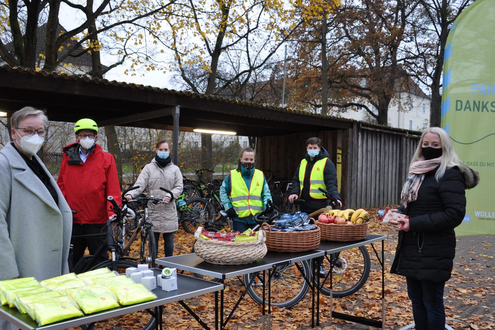 Schuldezernentin Iris Bothe (von links), OB Klaus Mohrs, Schulleiterin Jennifer Yavuz, die Schüler Nele Hagedorn und Jano Philipp: Am Ratsgymnasium startete die Fahrrad-Dankstelle der Stadt Wolfsburg.