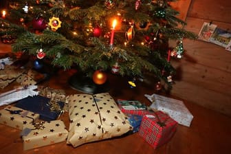 Besser keine Billigprodukte unter den Weihnachtsbaum legen: Die Netzagentur rät Verbrauchern, nur bei seriösen und bekannten Anbietern Geschenke zu bestellen.