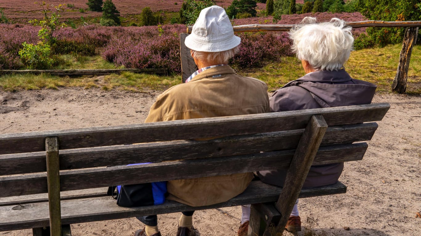 Senioren auf einer Bank (Symbolbild): Das Rentenniveau sinkt bis 2034 deutlich.