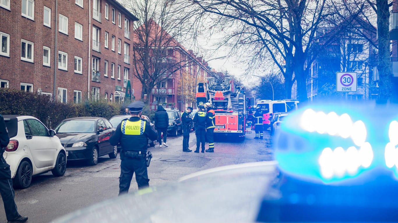 Polizei und Feuerwehr in Hamburg (Symbolbild): Ein bislang Unbekannter hat einen Blitzer in Brand gesteckt.