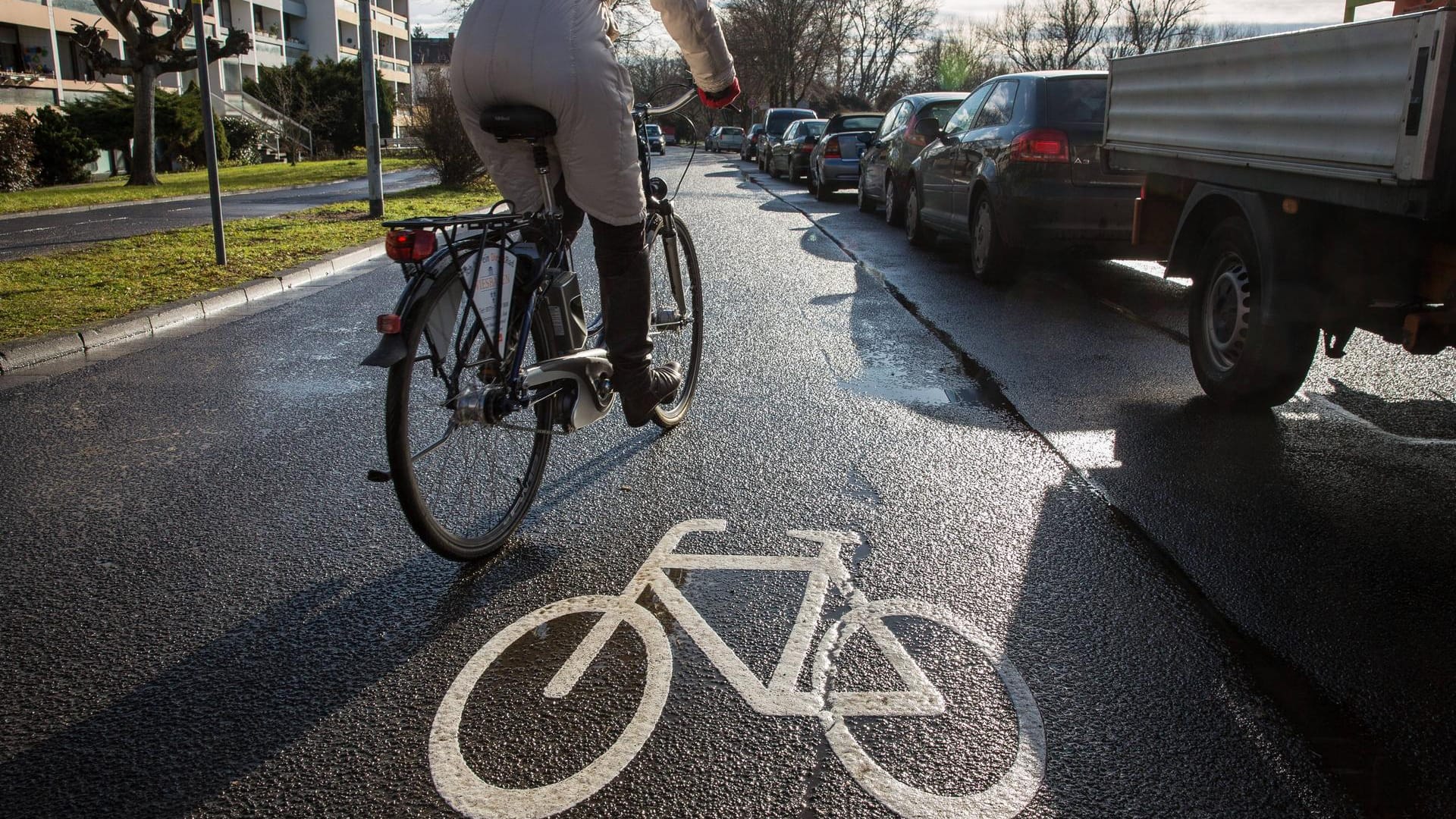 Eine Frau fährt mit dem Rad (Symbolbild): In der Stadt Mainz gibt es nur wenige Wege, die perfekt für Radfahrer ausgelegt sind.