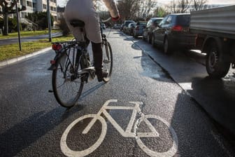 Eine Frau fährt mit dem Rad (Symbolbild): In der Stadt Mainz gibt es nur wenige Wege, die perfekt für Radfahrer ausgelegt sind.