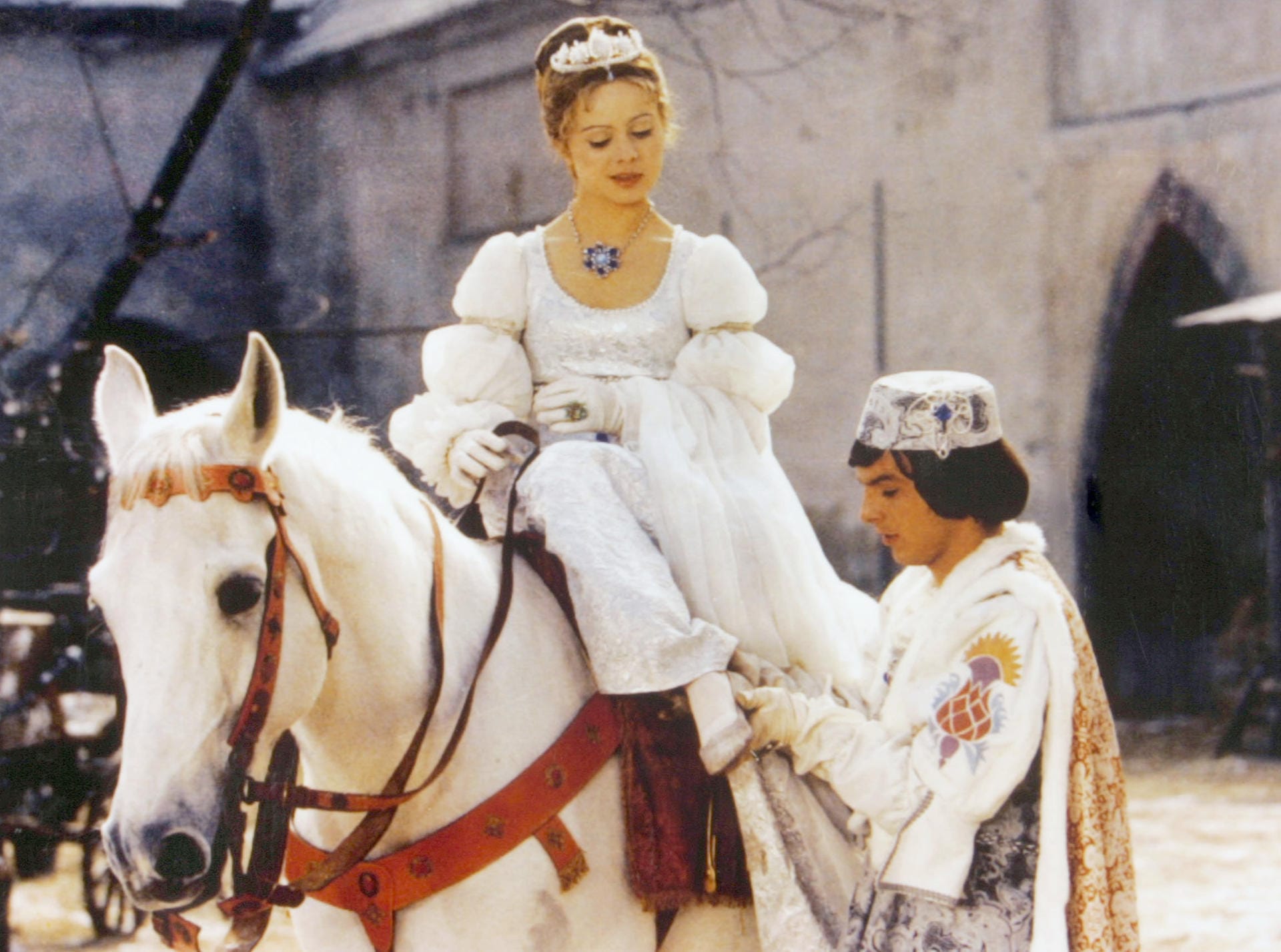 "Drei Haselnüsse für Aschenbrödel": Der Prinz (Pavel Trávníček) passt Aschenbrödel (Libuše Šafránková) den verlorenen Schuh an.