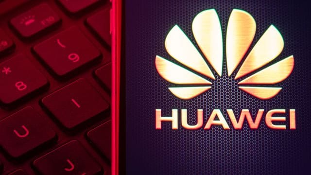In britischen Telekommunikationsnetzen darf ab Herbst 2021 keine neue Technik des chinesischen Telekommunikationskonzerns Huawei verbaut werden. In britischen Telekommunikationsnetzen darf ab Herbst 2021 keine neue Technik des chinesischen Telekommunikationskonzerns Huawei verbaut werden.