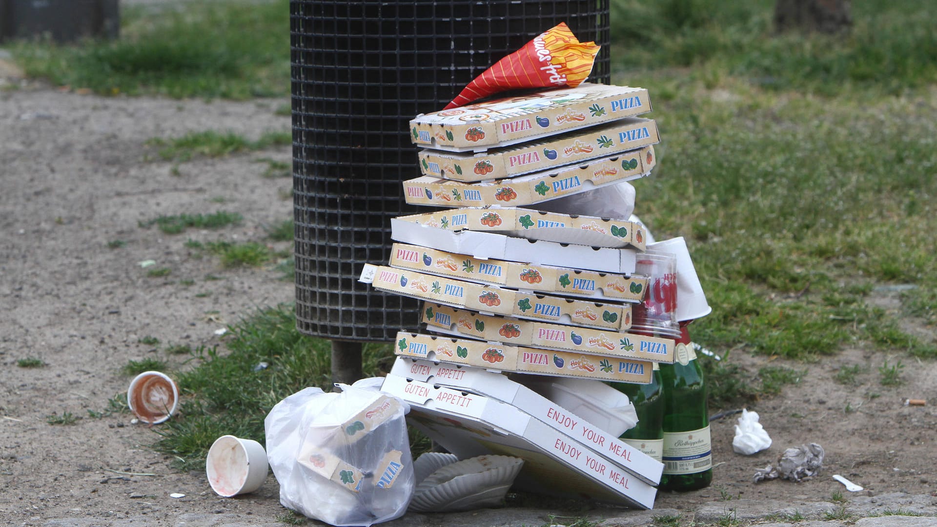 Pizzaschachteln stapeln sich nach einem Außer-Haus-Verzehr neben einem Mülleimer (Symbolbild): Dass der Müll während der Corona-Pandemie und des Lockdowns zugenommen hat, bemerkt auch Ilona Ochs während ihrer Aufräumaktionen.