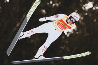 Österreichs Skispringer Stefan Kraft ist positiv auf das Coronavirus getestet worden.