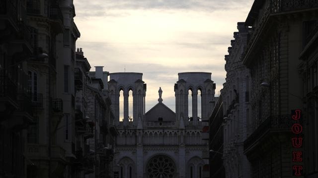 Der Chor von Notre-Dame wird an Heiligabend erstmals wieder ein Konzert in der schwer beschädigten Pariser Kathedrale geben. Der Chor von Notre-Dame wird an Heiligabend erstmals wieder ein Konzert in der schwer beschädigten Pariser Kathedrale geben.