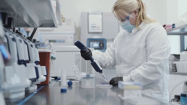 Die Schlagzeilen stimmen zuversichtlich: 90 Prozent oder mehr Schutz vor einer Erkrankung sollen die Corona-Impfstoffkandidaten von Moderna und Biontech/Pfizer bieten, ein Vakzin des britisch-schwedische Pharmakonzerns AstraZeneca vermeldet rund 70 Prozent Wirksamkeit.