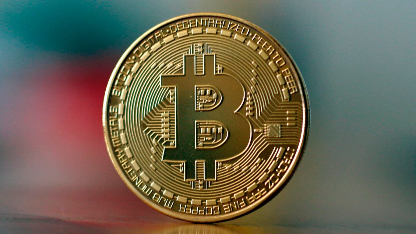 Eine Bitcoin-Münze (Symbolbild): Die Digitalwährung so teuer wie nie.