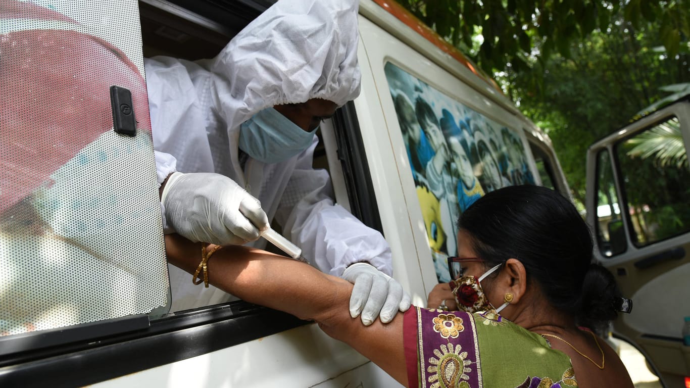 Bluttest in Indien: Weltweit soll wieder mehr Aufmerksamkeit auf HIV-Infektionen gelenkt werden.