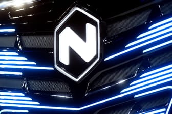 Das Nikola-Logo auf dem Kühler eines Trucks (Archivbild): Autobauer GM distanziert sich von dem E-Lastwagenproduzenten.