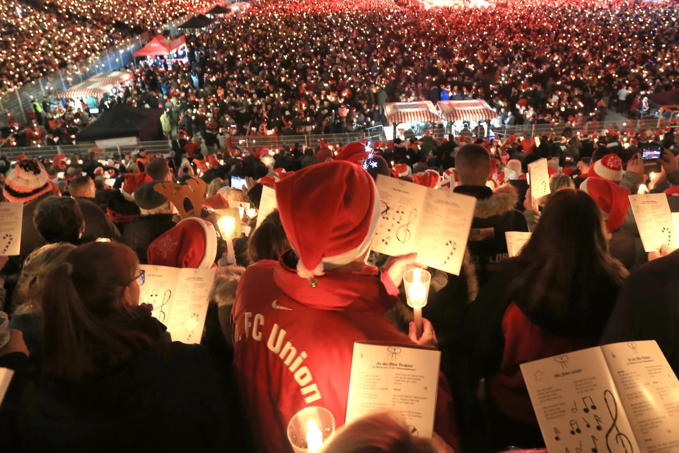 Weihnachtssingen im Stadion an der Alten Försterei (Archivfoto): Traditionell treffen sich die Fans von Union Berlin in der Adventszeit zum gemeinsamen Musizieren, dieses Jahr fällt das Spektakel jedoch aus.