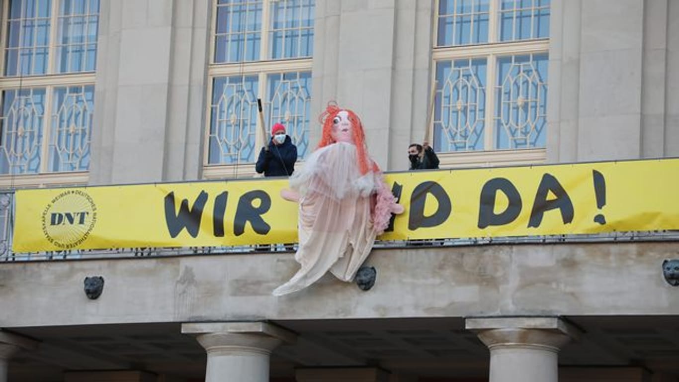 Künstler des Deutschen Nationaltheaters in Weimar auf dem Balkon des Schauspielhauses.