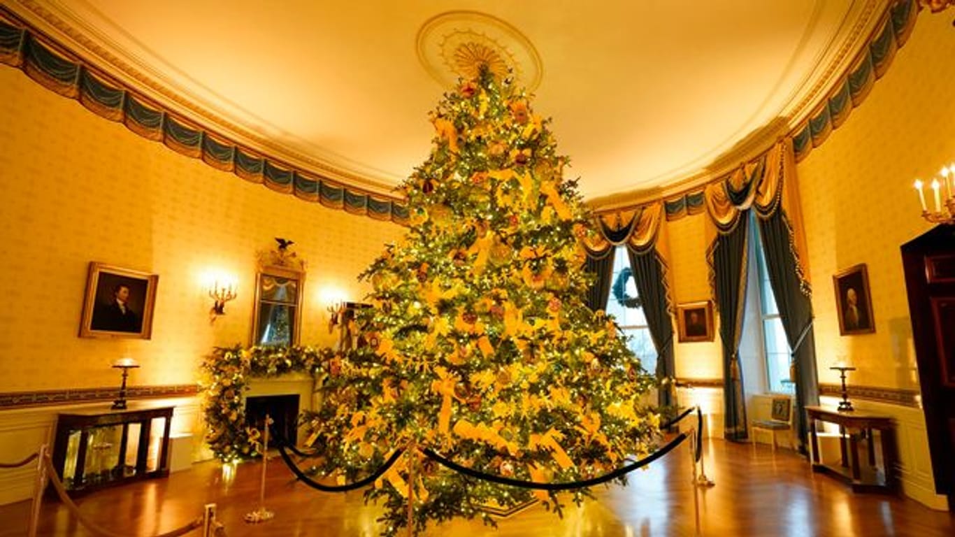 Ein großer Weihnachtsbaum im festlich dekorierten Blauen Raum (Blue Room) des Weißen Hauses.