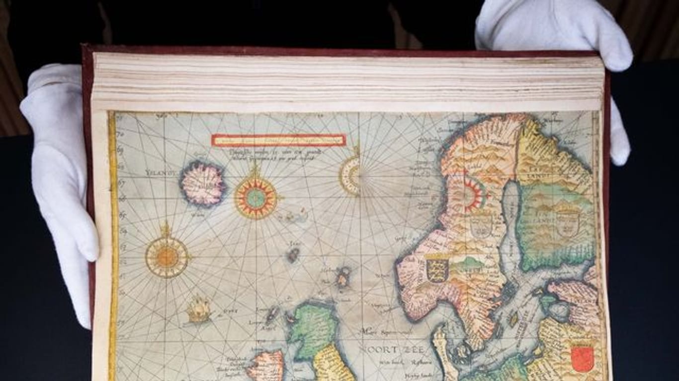Historischer Seeatlas bei Auktionshaus: Der Atlas wurde für 325.000 Euro versteigert.