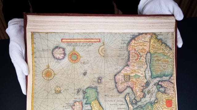 Historischer Seeatlas bei Auktionshaus: Der Atlas wurde für 325.000 Euro versteigert. Historischer Seeatlas bei Auktionshaus: Der Atlas wurde für 325.000 Euro versteigert.