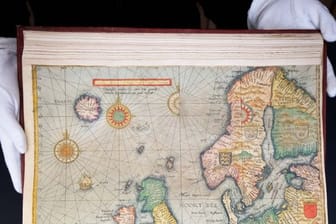 Historischer Seeatlas bei Auktionshaus: Der Atlas wurde für 325.000 Euro versteigert.