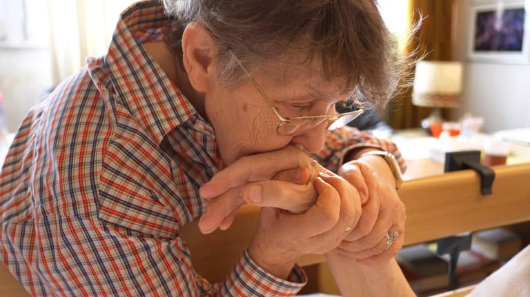 Frau küsst die Hand ihres Mannes: Forscher konnten offenbar eine Methode zur Früherkennung von Alzheimer entwickeln.