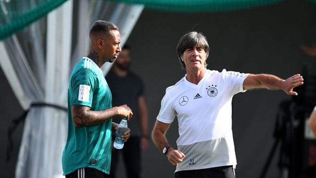 Bundestrainer Joachim Löw (r) im Gespräch mit dem ehemaligen Nationalspieler Jerome Boateng. Bundestrainer Joachim Löw (r) im Gespräch mit dem ehemaligen Nationalspieler Jerome Boateng.