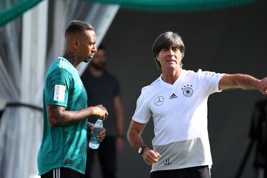 Bundestrainer Joachim Löw (r) im Gespräch mit dem ehemaligen Nationalspieler Jerome Boateng.