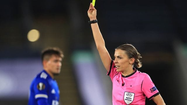 Wird als erste Frau ein Champions-League-Spiel der Männer leiten: Stéphanie Frappart.