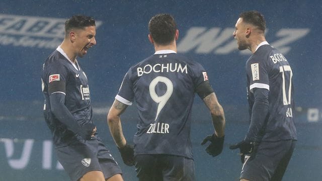 Der Bochumer Torschütze zum 1:0 Danny Blum (r) jubelt mit Simon Zoller (M) und Robert Tesche. Der Bochumer Torschütze zum 1:0 Danny Blum (r) jubelt mit Simon Zoller (M) und Robert Tesche.