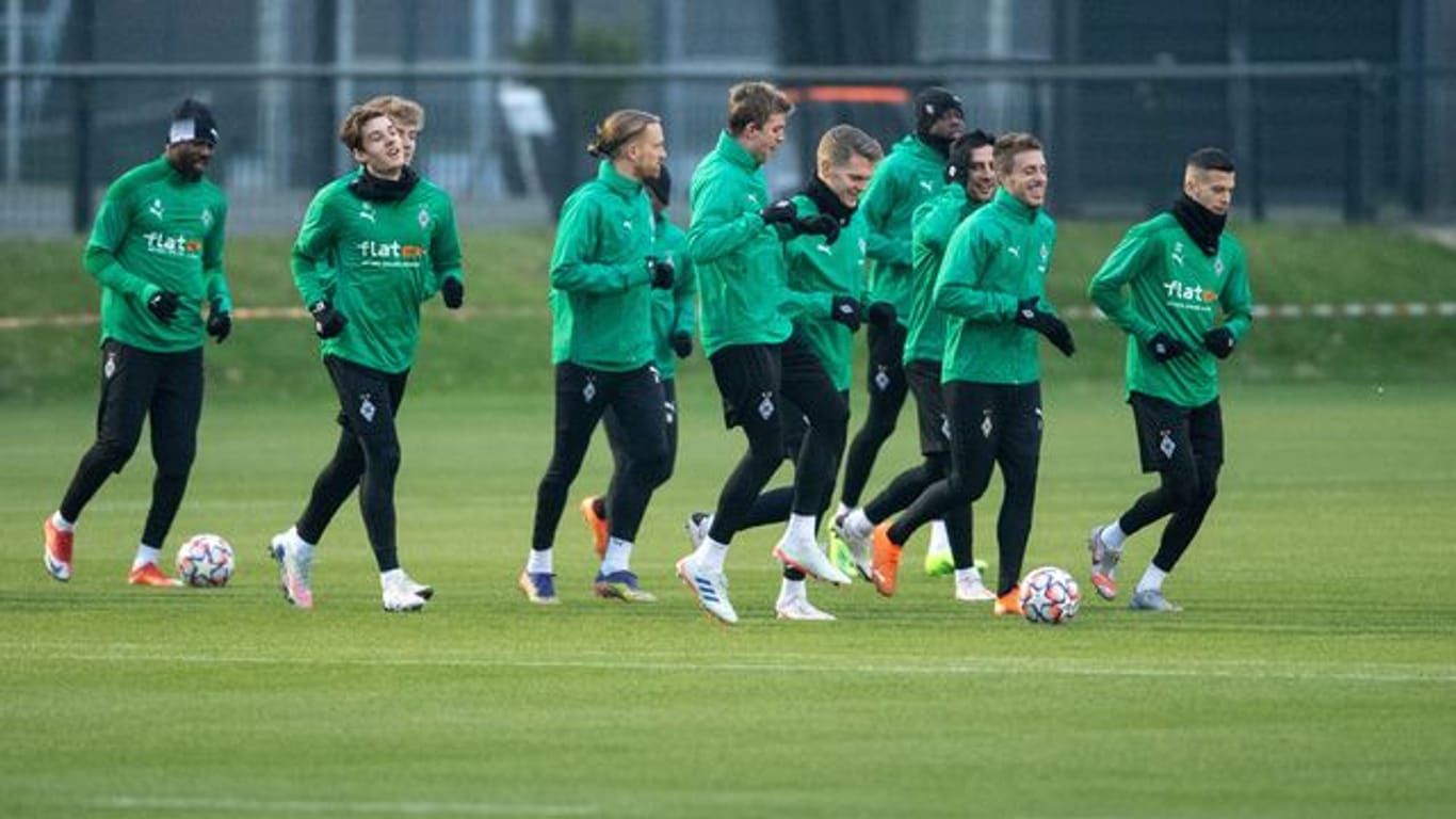 Die Spieler von Borussia Mönchengladbach laufen sich für das Training warm.