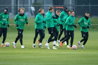 Die Spieler von Borussia Mönchengladbach laufen sich für das Training warm.