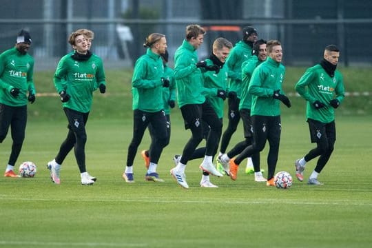 Die Spieler von Borussia Mönchengladbach laufen sich für das Training warm.