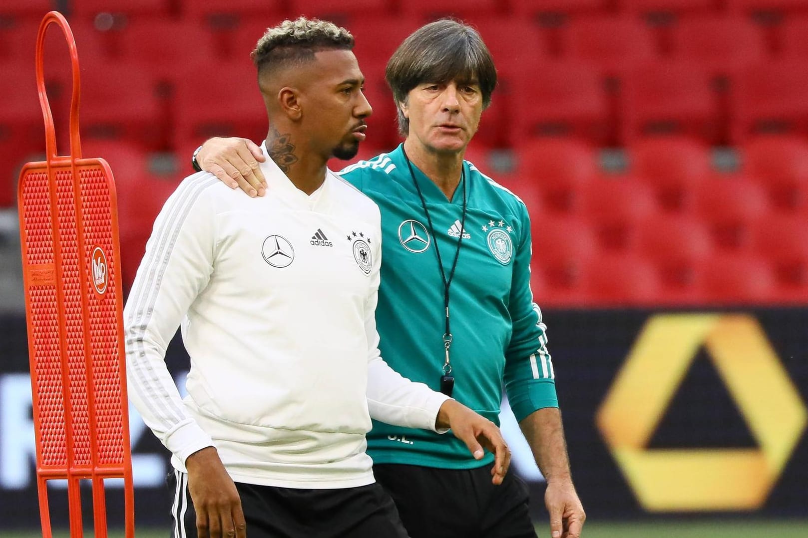 Joachim Löw: Der Bundestrainer (r.) und sein früherer Nationalspieler Boateng im Training der Nationalmannschaft im Jahr 2018.